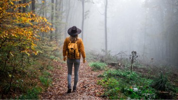 Frau mit Hut im Wald