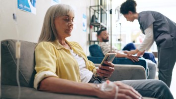 Eine Frau erhält eine Chemotherapie