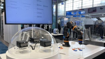 Ein Bildschirm und ein robotischer Greifarm
