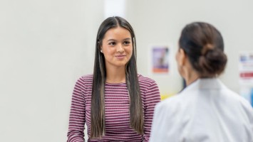 Jugendliche wird von Ärztin untersucht