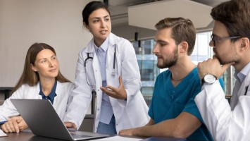 Junge Ärztinnen und Ärzte diskutieren
