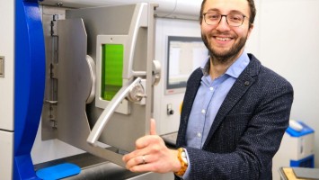 Ein junger Mann nebst einer Gerätschaft