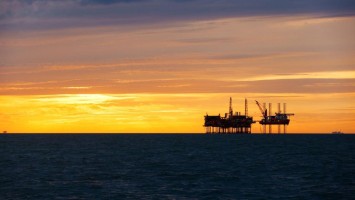 Offshore-Förderplattform in der Abenddämmerung 