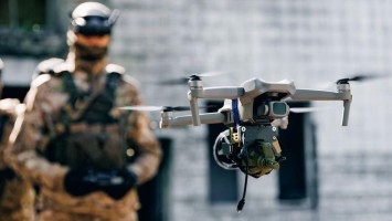 Ein Soldat steuert eine Drohne