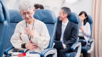 Kranke Passagierin im Flugzeug