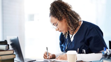 Junge Frau lernt vor dem Laptop