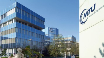Bürogebäude unter blauem Himmel