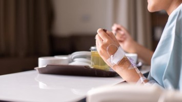 Krankenhauspatientin nimmt Mahlzeit ein