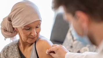 Frau erhält Impfung