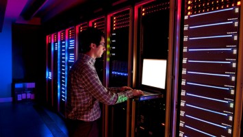 Rechenzentrum mit Mann arbeitend