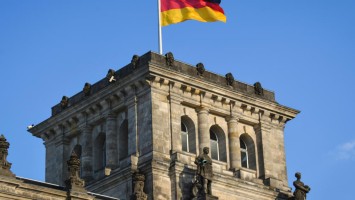 Deutschlandflagge auf Bundestag