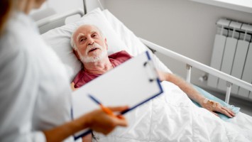 Älter Patient im Klinikbett