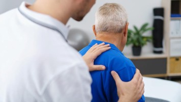 Arzt untersucht älteren Mann