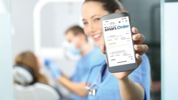 Mitarbeiterin mit Handy