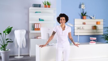 Mitarbeiterin in Zahnarztpraxis