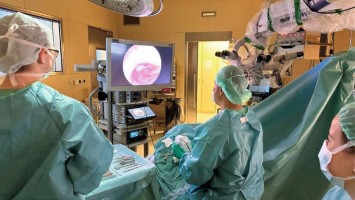 Aufbau bei einer endoskopische Mittelohrchirurgie