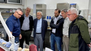 ZTM Oliver Mende gab einen kleinen Einblick in die analoge zahntechnische Laborwelt