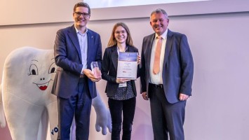 VOCO-Geschäftsführer René Plaumann (li.) und Veranstaltungsleiter Dr. Martin Danebrock gratulieren der Siegerin Julia Roßbach.