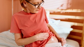 Frau in der Menopause mit Hormonpflaster