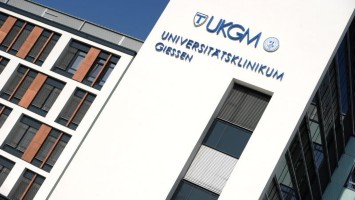 Die Uniklinik Gießen-Marburg Eingang mit Logog