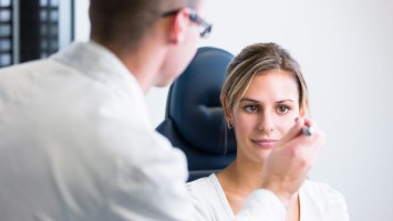 Patientin beim Augenarzt