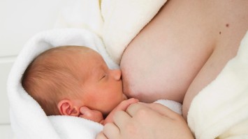 Mutter, die ihr Kind stillt