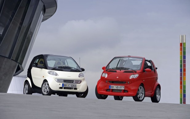 Smart limited/1 aus dem Jahr 1998 (links) und Smart Fortwo Edition Red aus dem Jahr 2006