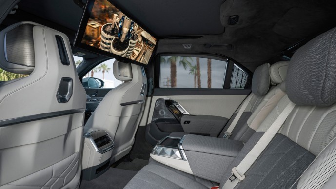 BMW i7