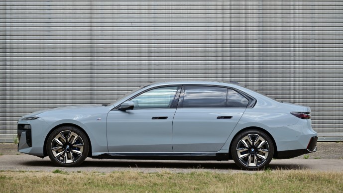 BMW i7