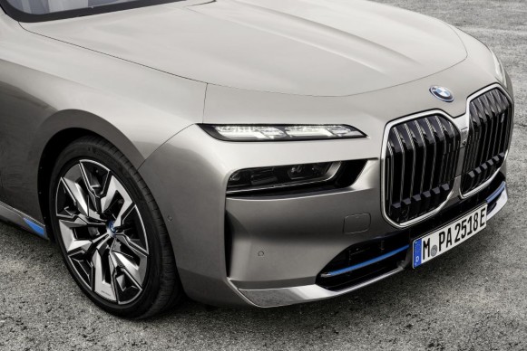 BMW i7: Die neue Luxus-E-Limousine mit dem imposanten Design hat ein  Faltkino im Inneren