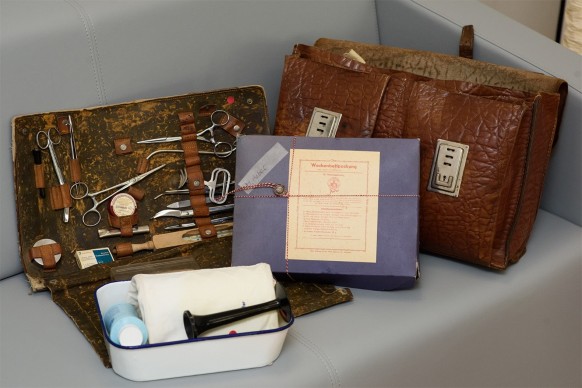 Hebammenkoffer mit alten Geburtshilfe-Instrumenten