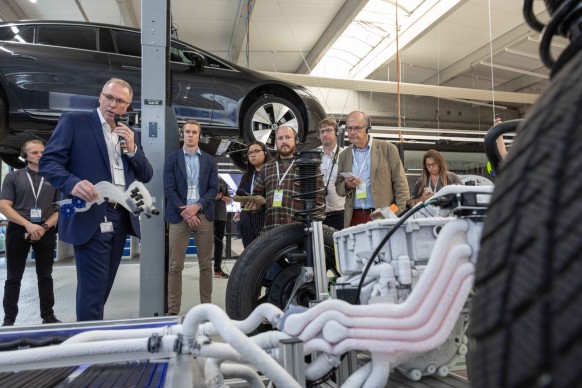 Media Day von TI Fluid Systems: Johannes Helmich, CTO, erklärt den Journalisten die Vorteile der Blasformtechnik.