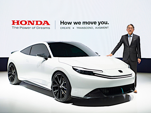 Toshihiro Mibe, Präsident und CEO der Honda Motor Co. mit dem Honda Prelude Concept 
