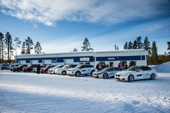 acht Fahrzeuge mit unterschiedlichen GKN-Allradsystemen zum Testen auf Eisflächen