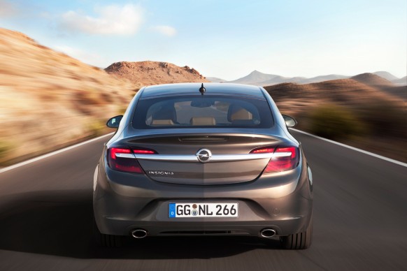 Opel Insignia (von hinten fotografiert)