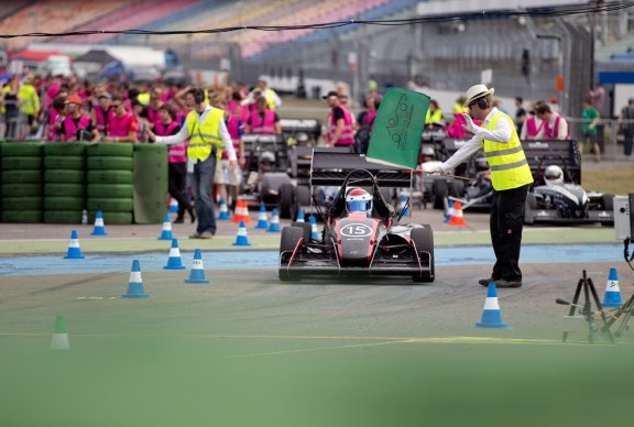 Formula-Student-Rennwagen auf der Rennstrecke