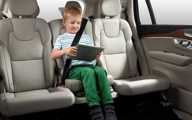 Volvo XC90: Integrierter Kindersitz (mit Kind)