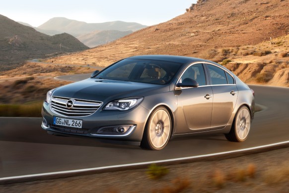 Opel Insignia (von seitlich vorne aufgenommen)