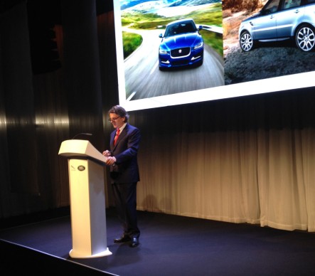 Dr. Ralf Speth, CEO von Jaguar Land Rover, stellt das erste SUV der Marke vor.
