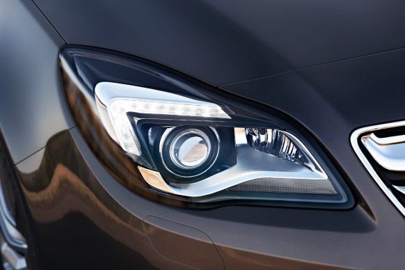 Opel Insignia (Detailaufnahme Scheinwerfer)
