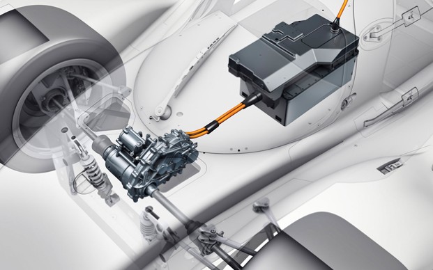 Der Single-Elektromotor verteilt seine Kraft bei Bedarf über ein Differenzial an beide Vorderräder.