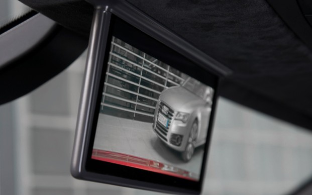 Digitaler Innenspiegel: ein AMOLED-Display im Audi R8 E-tron, Bildschirm-Technik