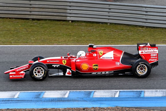 Sebastian Vettel testet den Ferrari SF15-T auf der Rennstrecke in Jerez de la Frontera in Spanien.