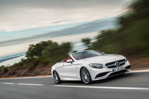 Mercedes-AMG S 63 4MATIC Cabriolet (von seitlich vorne fotografiert)