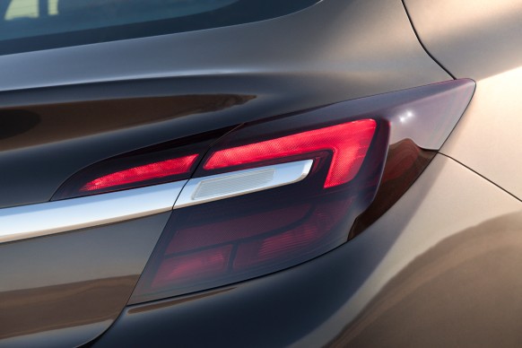 Opel Insignia (Scheinwerfer Detailaufnahme)