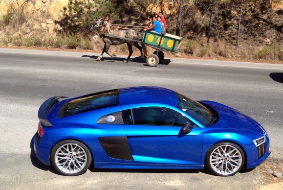 Audi R8 seitlich fotografiert, im Hintergrund eine Pferdekutsche