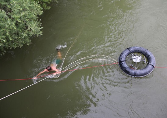 Montage des Kleinstwasserkraftwerks im Fluss.