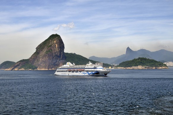 Ein Schiff bei der Einfahrt in den Hafen von Rio de Janeiro