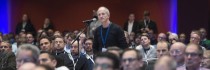 Kongress 2023 - Impression 3: Stehender Mann im Plenum vor Mikrofon