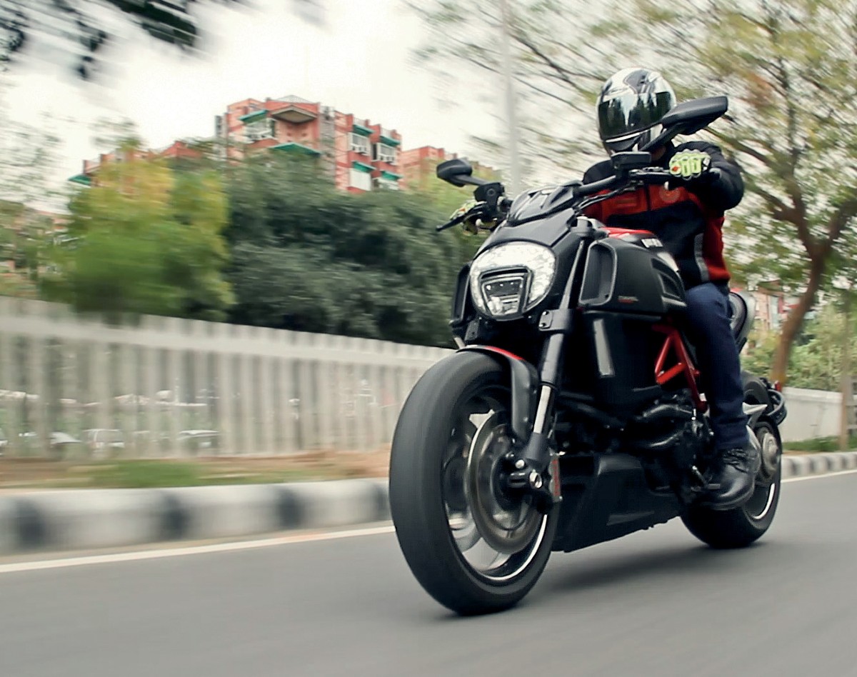Ducati Diavel Carbon — Desirable Identity Dilemma | Auto Tech Review, image size:1200x948